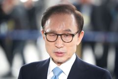Soud vydal zatykač na jihokorejského exprezidenta. Viní ho z přijímání úplatků od firmy Samsung
