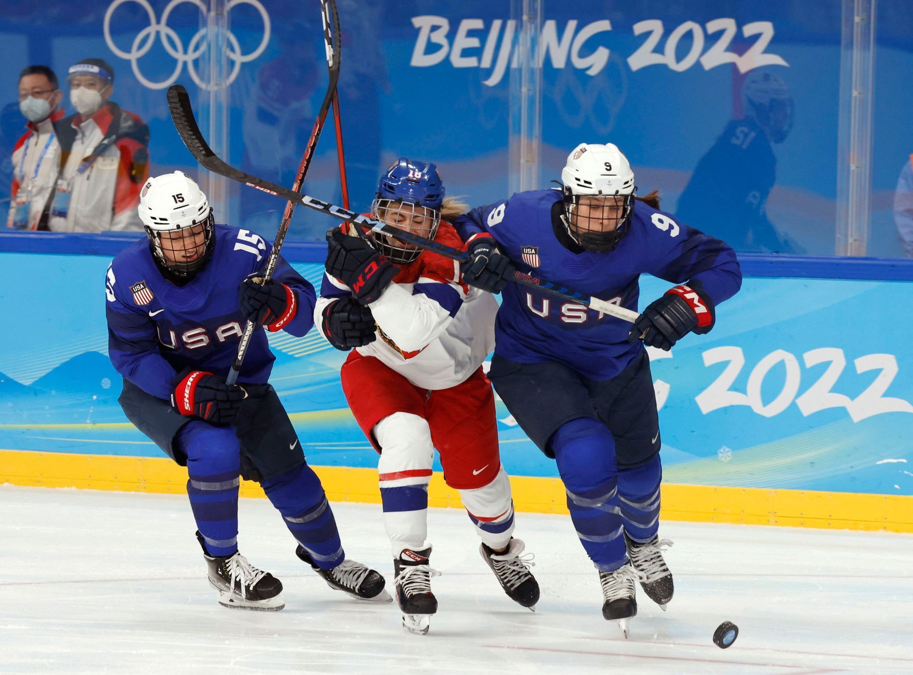 Savannah Harmonová, Kateřina Mrázová a Megan Bozeková ve čtvrtfinále ZOH 2022 v Pekingu Česko - USA