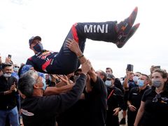 Stépahane Peterhansel z týmu Mini slaví vítězství v Rallye Dakar 2021