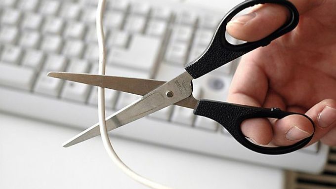 Podle České pirátské strany umožňuje dohoda ACTA odpojování uživatelů podezřelých z opakovaného sdílení od internetu