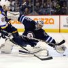 NHL, Winnipeg-St. Louis: Ondřej Pavelec (31) -  Kevin Shattenkirk (22)