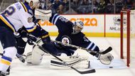 KEVIN SHATTENKIRK po ostře sledované výměně ze St. Louis na jaře Washingtonu ke Stanley Cupu nepomohl, teď je jeho jméno středem pozornosti zase. Mezi volnými obránci letos nenajdete atraktivnějšího hráče. Shattenkirk údajně touží zůstat na východním pobřeží, ale hlavně touží po naprosto klíčové roli v týmu. Proto chce zkusit trh volných hráčů, nejvíce byla jeho budoucnost spojována s Rangers. Minulý týden ale vstoupila do hry Tampa Bay, která má o hráče veřejný zájem.