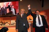 Rok 2006: Premiér Paroubek se na mimořádném sjezdu stává i předsedou ČSSD, kterou přebarvil na oranžovo. Tehdy ještě ve shodě s expředsedou Milošem Zemanem. Vztahy se brzy pokazí.