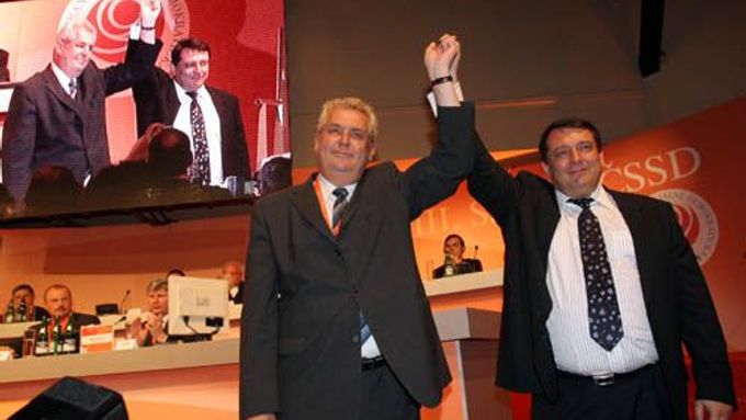 Současný a bývalý šéf ČSSD -  Paroubek a Zeman - demonstrovali o víkendovém sjezdu jednotu strany.