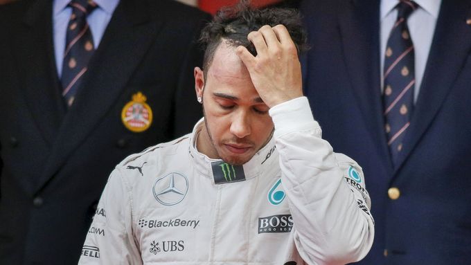 Zklamaný Lewis Hamilton po Velké ceně Monaka, kterou měl podle všech předpokladů vyhrát.