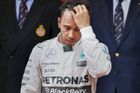 Mercedes se v Monaku přepočítal, odnesl to Hamilton