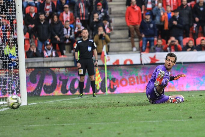 Aleš Hruška inkasuje v zápase nadstavby Slavia - Plzeň