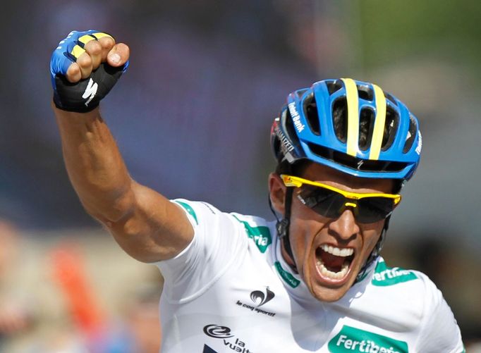 Španělský cyklista Alberto Contador slaví vítězství během 17. etapy španělské Vuelty 2012.