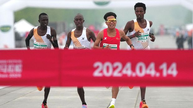 Podezřelý finiš v Pekingu. Afričtí běžci zpomalili, díky tomu vyhrál Číňan