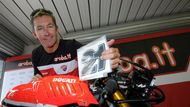 Tedy on si Bayliss jen myslel, že končí, protože symbolicky doma a 25 let po startu seriálu se znovu objeví za řídítky superbikového speciálu. Ducati se zranil tovární jezdec Davide Giugliano, a tak na australském okruhu Phillip Island za něj zaskočí 45letá hvězda. Bayliss samozřejmě pojede se svým legendárním číslem 21.