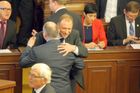 Obejmuli se, ušpinili se.