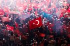 Příznivci tureckého prezidenta Erdogana mávají národními vlajkami během demonstrace na podporu vlády na Taksimském náměstí v Istanbulu