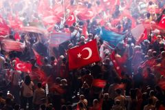 Turci zatkli kvůli vyšetřování letního puče 32 tisíc lidí. Víc než dvojnásobek jich obvinili