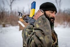 Smrt, krev a pochyby. V ukrajinské Avdějevce se pořád střílí, lidé často věří víc propagandě Kremlu