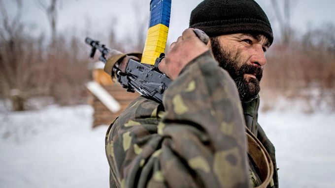 Ukrajinský voják na frontě u městečka Avdějevka.