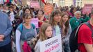 Mezi zhruba několika sty účastníky Pochodu pro život jsou především rodiny s dětmi, lidé mají vlajky s nápisy "Nesoudíme, pomáháme" či "Jsme kreativní, jsme pro život".