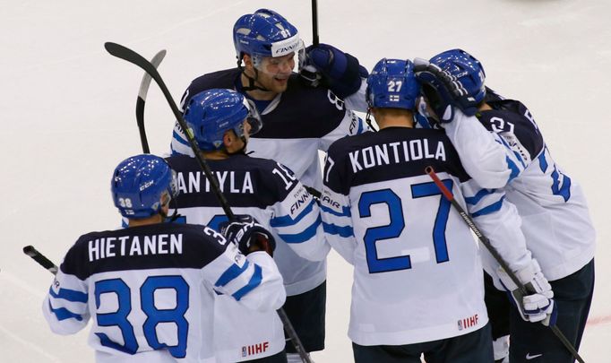 Finland's Juuso Hietanen (L) celebrates scoring a goal against Canada during the third period of their men's ice hockey World Championship quarter-final game at Chizhovka