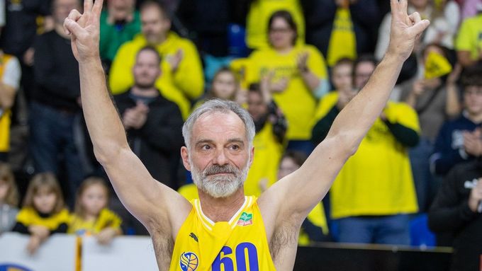 Ivan Trojan v dresu basketbalové Opavy.