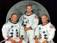 Oficiální snímek posádky Apollo 11. Zleva doprava Neil Armstrong, Michael Collins a Edward "Buzz" Aldrin.
