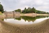 Z přehrady, která za normálního stavu zalévá celé údolí u Pařížova, zbyl v podstatě jen malý rybníček.