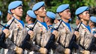 Vojáci čínských mírových jednotek se připravují na vojenskou přehlídku u příležitosti 80. výročí konce druhé světové války v Pekingu.