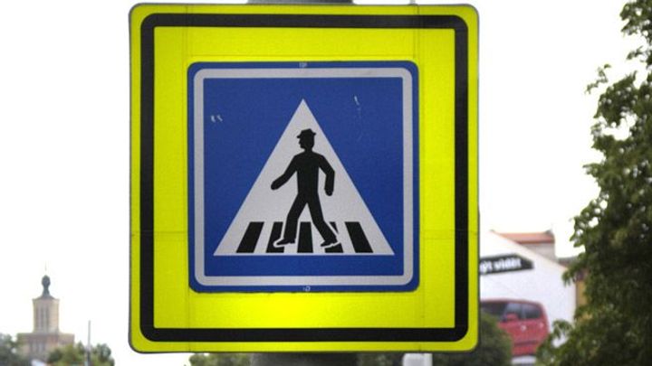 Autobus v Plzni srazil chlapce. Dítě asi přebíhalo na červenou, utrpělo těžké zranění