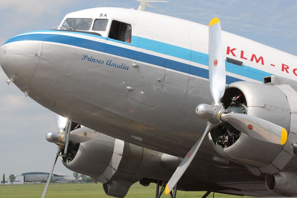 DC-3 na letišti v Ruzyni