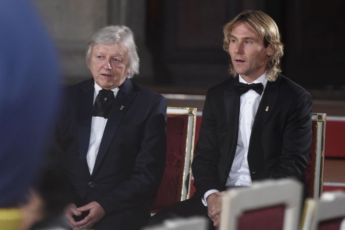 Zpěvák Václav Neckář a fotbalista Pavel Nedvěd před slavnostním udílením státních vyznamenání.