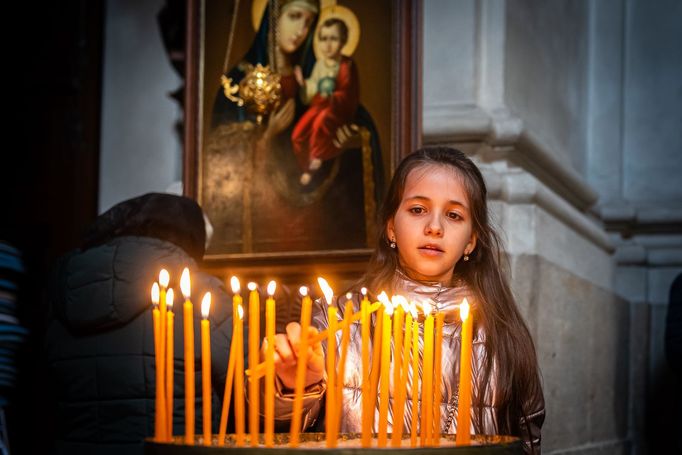 Jedna z dívek, které přišly do Katedrály sv. Klimenta v centru Prahy