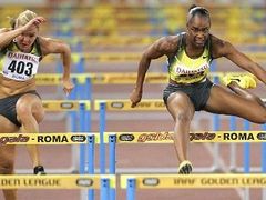 Americká atletka Michelle Perryová (vpravo) v závodě na 100 m překážek při mítinku Zlaté ligy v Římě. Vlevo Švédka Susanna Kallurová.