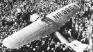 Amelia Earhartová se svým letadlem Lockheed Vega obklopená davem poté, co v roce 1935 samostatně přeletěla z Havaje do Kalifornie.