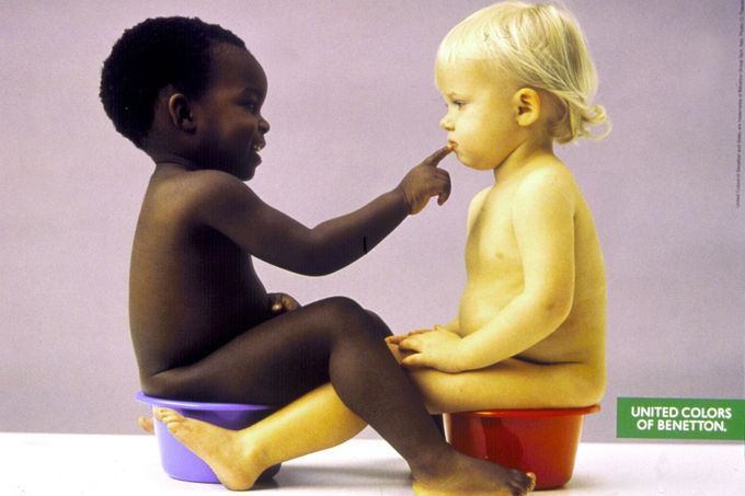 Kampaň „Children on the Pot“ z roku 1990 od Oliviera Toscaniho pro Benetton ukazuvala dvě děti různých etnik na nočnících, zdůrazňující rovnost a rozmanitost.