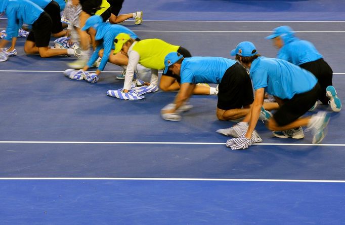 Australian Open: sběrači vysušují kurt