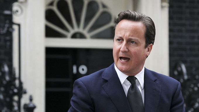 Cameron slibuje, že výtržníkům nic neprojde.