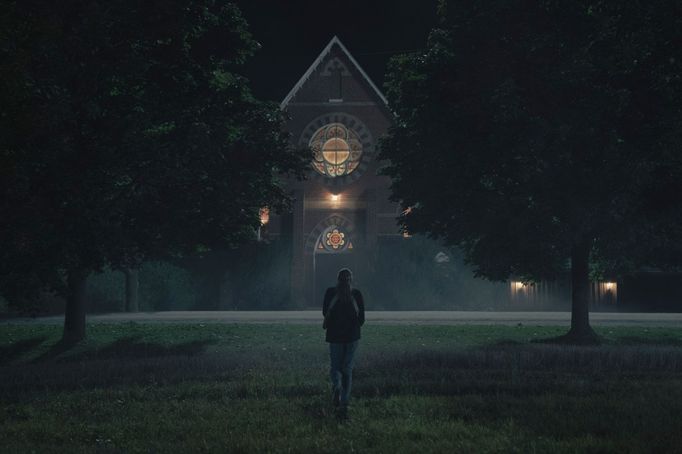 Záběr z 6. řady seriálu Příběh služebnice, který vychází ze stejnojmenné dystopie kanadské spisovatelky Margaret Atwoodové z roku 1985.