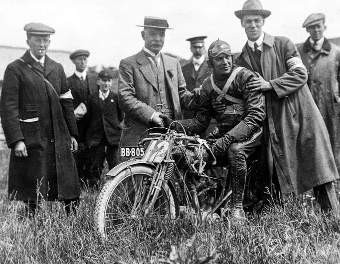 Motocyklový závod Tourist Trophy se jezdí na šedesátikilometrovém okruhu Snaefell Mountain Course na britském ostrově Man.