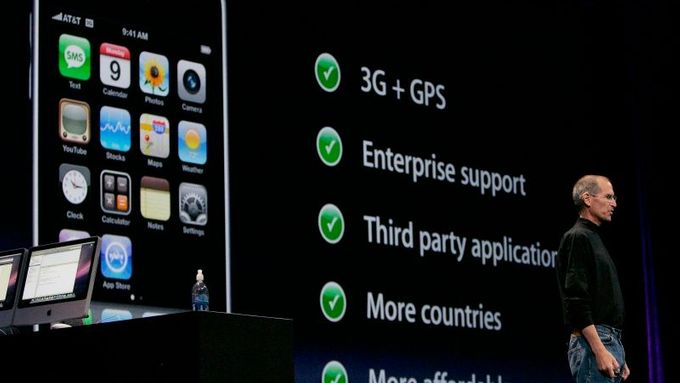 Steve Jobs, CEO společnosti Apple, prezentuje nový iPhone.