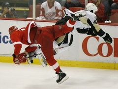 Kirk Maltby z Detroitu a pittsburghský Brooks Orpik v jednom z mnoha střetů.