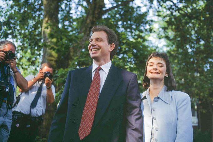 Poslanec Tony Blair a jeho žena Cherie před svým domem v Islingtonu v severním Londýně ráno v den jeho zvolení do čela Labouristické strany. 1994.