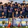 Fotbalisté Barcelony s trofejemi za rok 2012