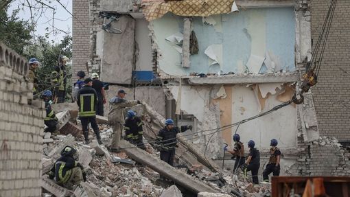 Následky ruského raketového útoku na obytný dům v městě Časiv Jar