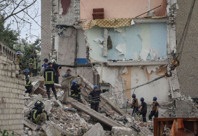 Následky ruského raketového útoku na obytný dům v městě Časiv Jar