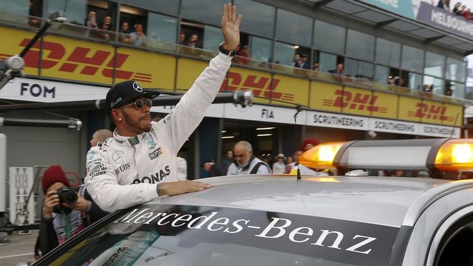 Lewis Hamilton slaví triumf v kvalifikaci v Melbourne, která byla jeho padesátou vítěznou.