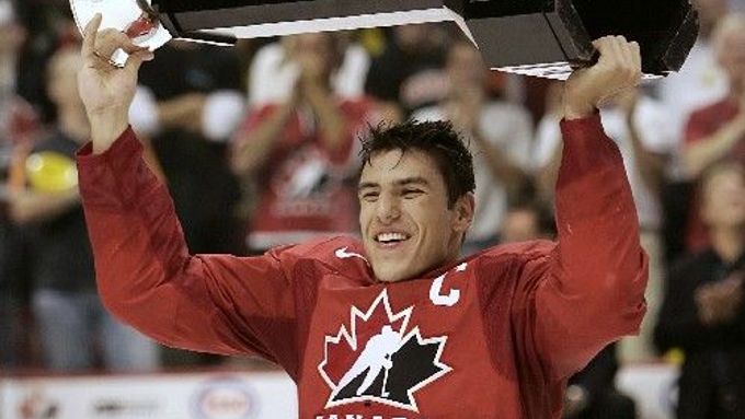 Kapitán kanadského týmu Milan Lucic zvedá trofej pro vítěze Super Série mezi hokejisty Kanady a Ruska do dvaceti let.