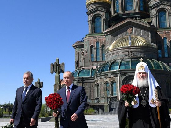 Ministr obrany Sergej Šojgu, Vladimir Putin a patriarcha Kirill před Chrámem ozbrojených sil u Moskvy.