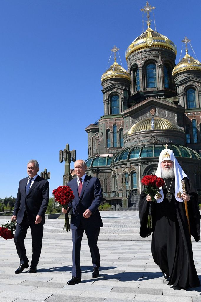 Ministr obrany Sergej Šojgu, Vladimir Putin a patriarcha Kirill před Chrámem ozbrojených sil u Moskvy.