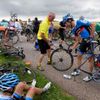 Hromadná nehoda během šesté etapy Tour de France 2012.