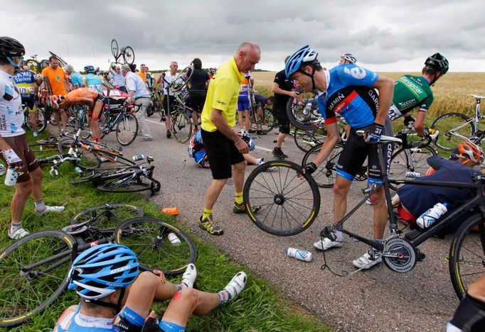 Hromadná nehoda během šesté etapy Tour de France 2012.