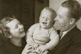 Václav M. Havel, Božena Havlová a jejich syn Václav přibližně v druhé polovině roku 1937.