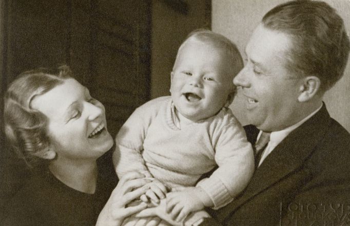 Václav M. Havel, Božena Havlová a jejich syn Václav přibližně v druhé polovině roku 1937.